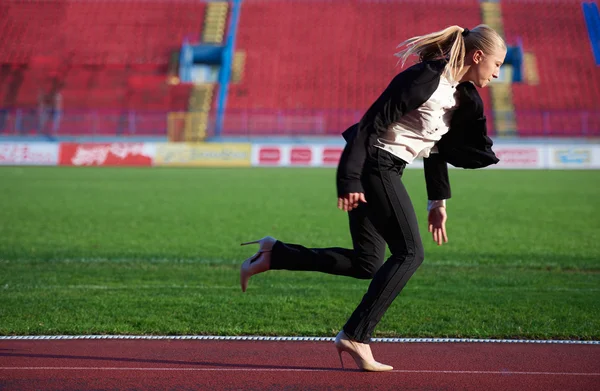 Biznes kobieta gotowa do sprintu — Zdjęcie stockowe