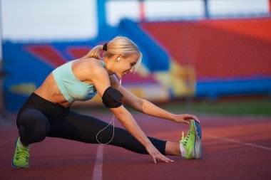 Sportif kadın atletik yarış pisti üzerinde