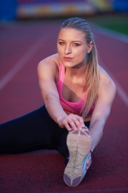 Sportif kadın atletik yarış pisti üzerinde