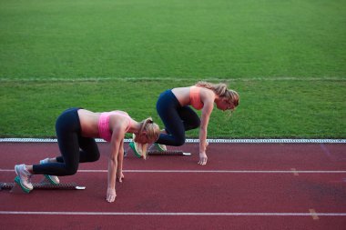 Atletik kadınlar üzerinde yarış pisti