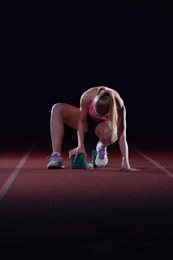 kadın sprinter başlayan blok bırakarak