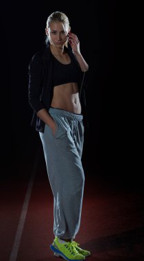 Sportif kadın atletik yarış pisti üzerinde