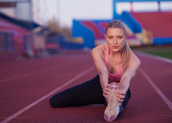 Mujer deportiva en pista de atletismo — Foto de Stock