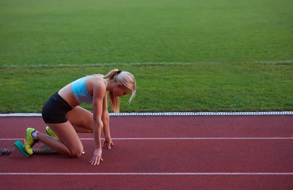 Sportos nő a race nyomon követése — Stock Fotó