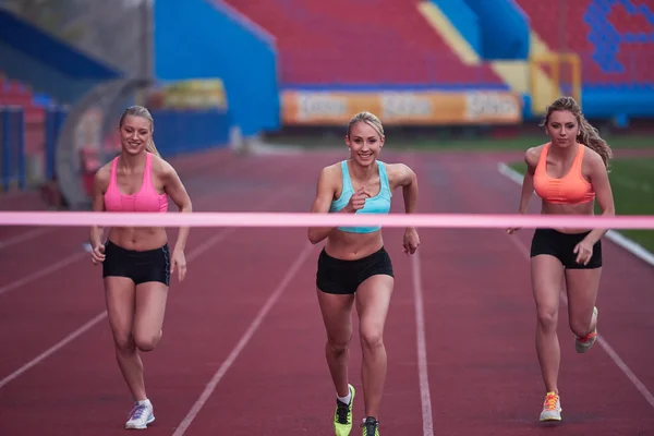 Kvinnelige løpere avslutter kappløpet sammen – stockfoto