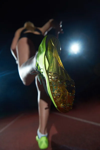 Wanita sprinter meninggalkan blok awal — Stok Foto