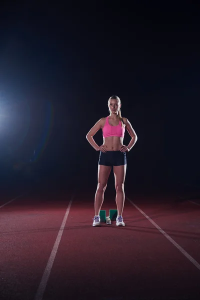 Femme sprinteur à la piste — Photo