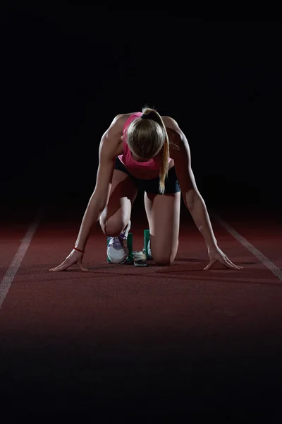 Žena sprinter startovních bloků — Stock fotografie