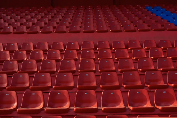 Rote Stühle im Stadion — Stockfoto