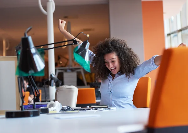 Zakenvrouw in het moderne kantoor — Stockfoto