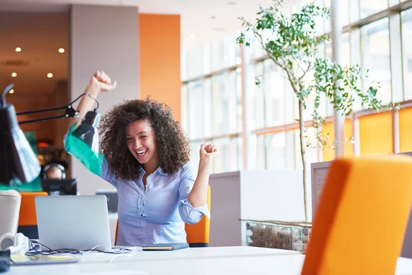 Geschäftsfrau im modernen Büro — Stockfoto