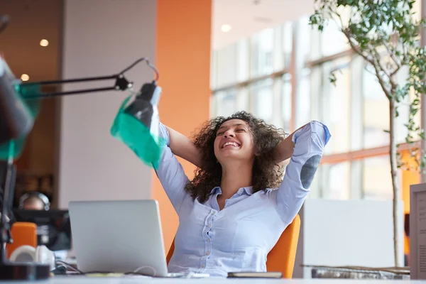 Zakenvrouw in het moderne kantoor — Stockfoto