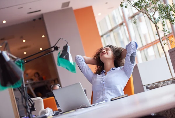 Zakenvrouw in het moderne kantoor — Stockfoto