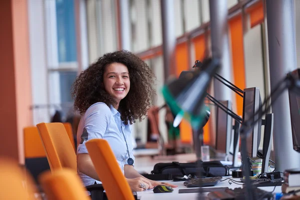 Affärskvinna i det moderna kontoret — Stockfoto