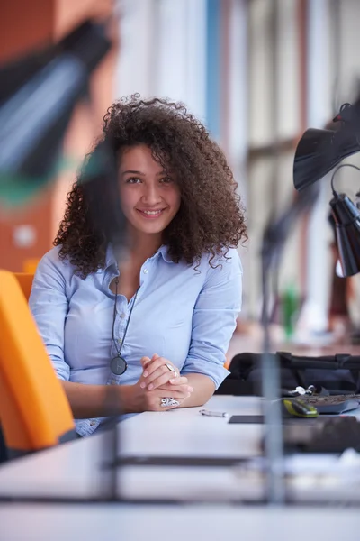 Zakenvrouw in het moderne kantoor — Stockfoto