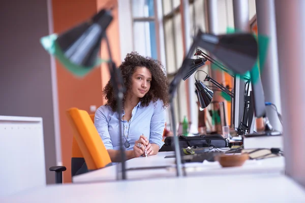 Empresária no escritório moderno — Fotografia de Stock