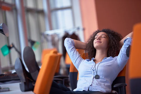 Geschäftsfrau im modernen Büro — Stockfoto