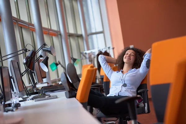 Zakenvrouw in het moderne kantoor — Stockfoto