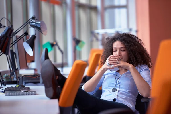 Glückliche junge Geschäftsfrau im modernen Büro — Stockfoto