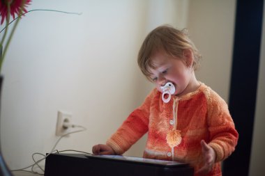 evde tablet ile oynayan bebek