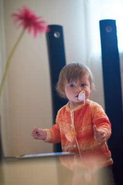 evde tablet ile oynayan bebek