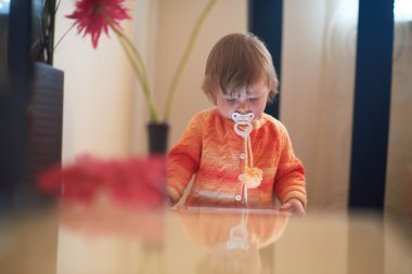 evde tablet ile oynayan bebek