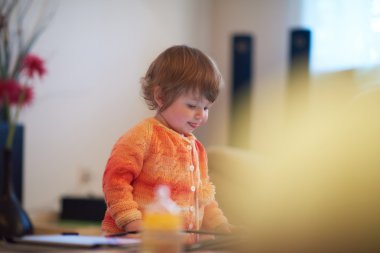 evde tablet ile oynayan bebek