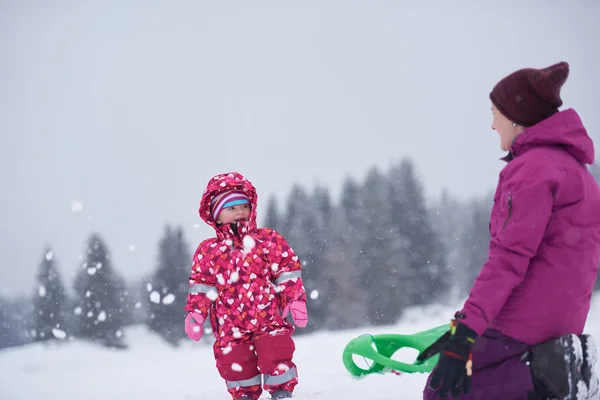 Maman et mignonne petite fille s'amusent en hiver — Photo