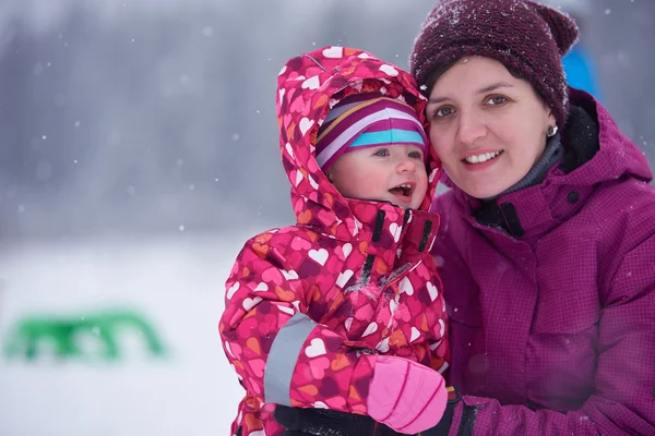 Mamma e carina bambina si divertono in inverno — Foto Stock