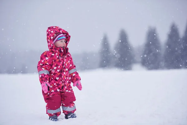 Lycklig liten flicka i vinter utomhus — Stockfoto