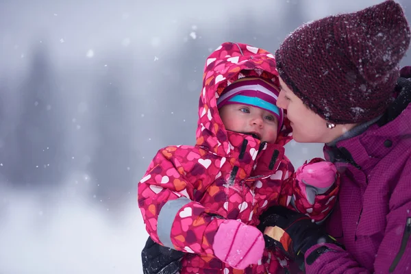 Anne ve sevimli küçük kız kış aylarında eğlenin — Stok fotoğraf