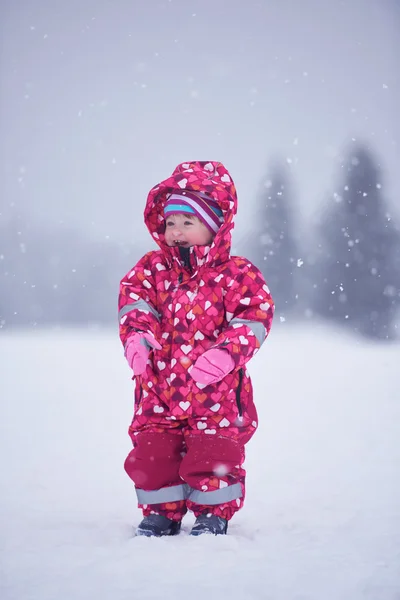 Lycklig liten flicka i vinter utomhus — Stockfoto