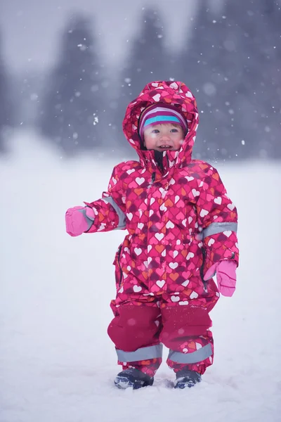 Lycklig liten flicka i vinter utomhus — Stockfoto