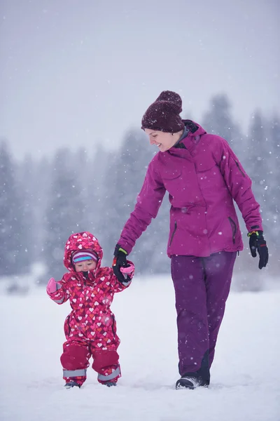 Maman et mignonne petite fille s'amusent en hiver — Photo