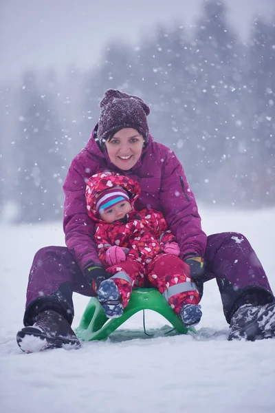 妈妈和可爱的小女孩在冬天有乐趣 — 图库照片