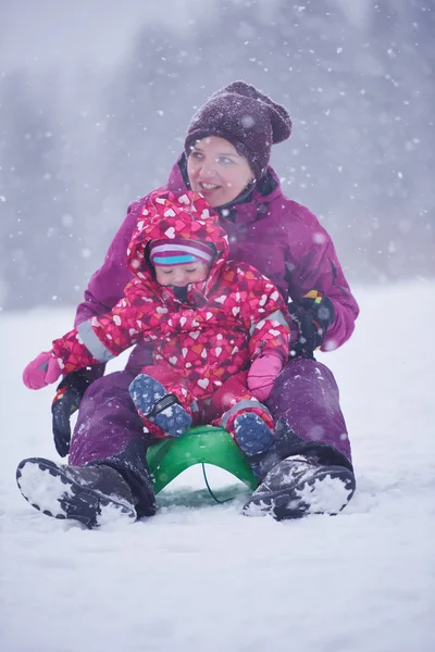 Mamá y linda niña se divierten en invierno — Foto de Stock