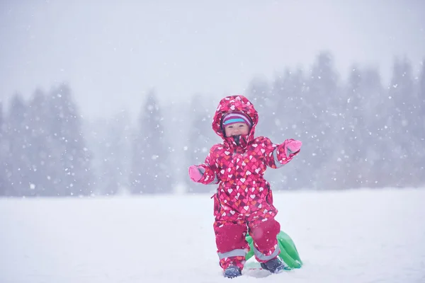 Lycklig liten flicka i vinter utomhus — Stockfoto