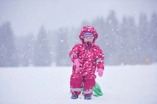 Lycklig liten flicka i vinter utomhus — Stockfoto