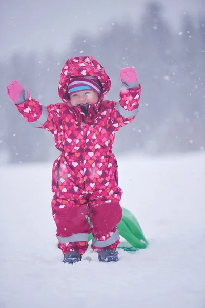 Lycklig liten flicka i vinter utomhus — Stockfoto