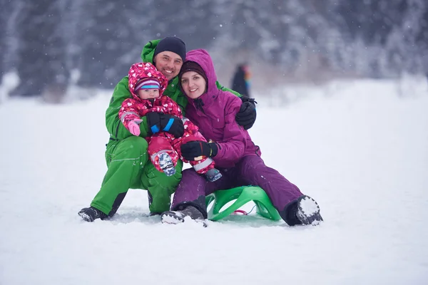 Sneeuw en familie portret rodelen op de wintertijd — Stockfoto