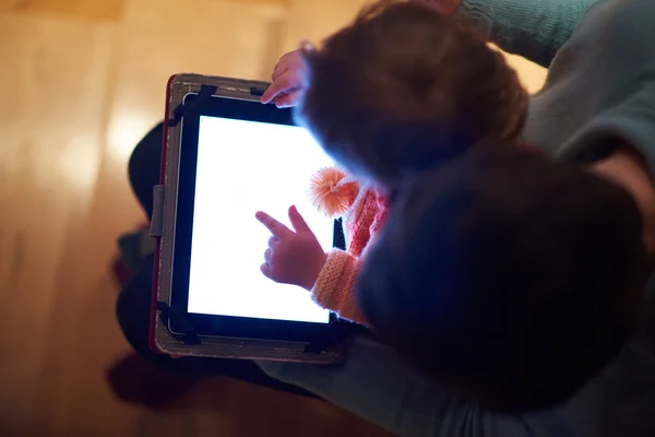 Baby spelen met Tablet PC thuis — Stockfoto