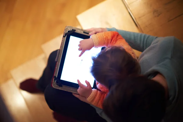 宝宝玩平板电脑在家里 — 图库照片