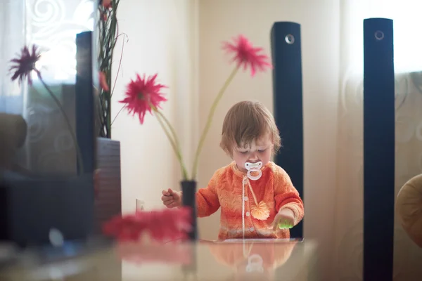 Bebê brincando com tablet em casa — Fotografia de Stock