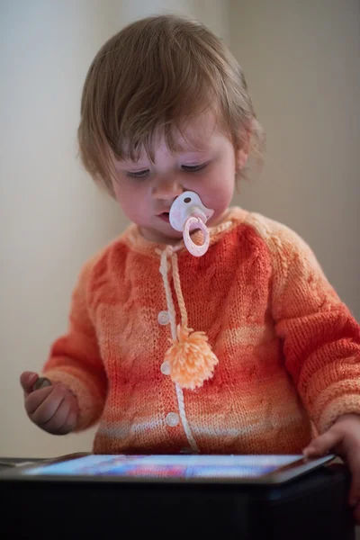 Dziecko bawiąc się tabletki w domu — Zdjęcie stockowe