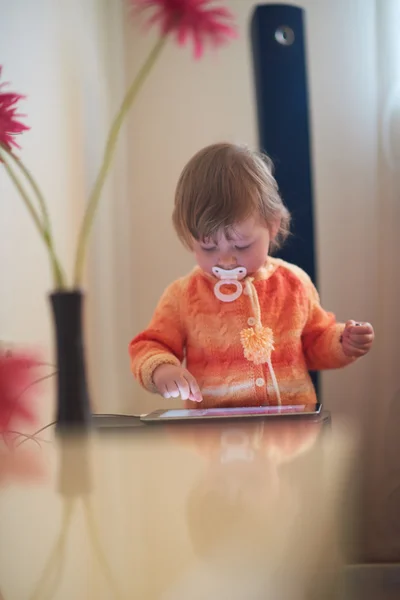 Bebé jugando con la tableta en casa — Foto de Stock