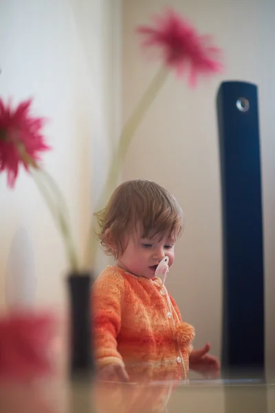 Dítě hrající s tabletem doma — Stock fotografie