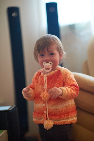 Bebé jugando en casa — Foto de Stock