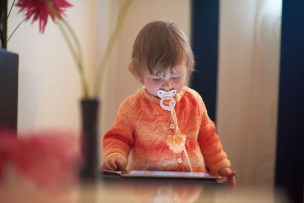 Bambino che gioca con tablet a casa — Foto Stock