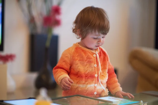 Baby spela med tablett hemma — Stockfoto