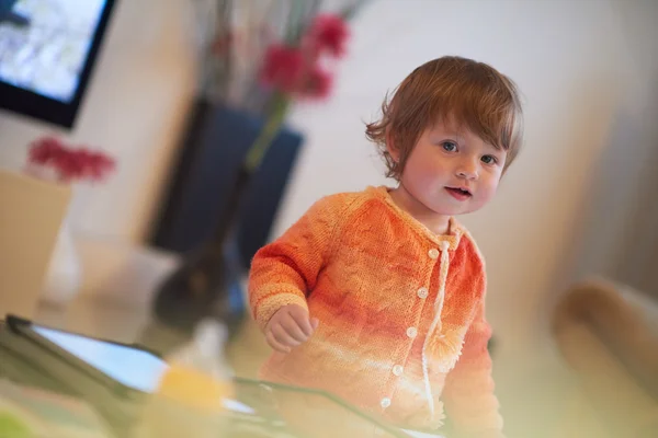 Baby spela med tablett hemma — Stockfoto